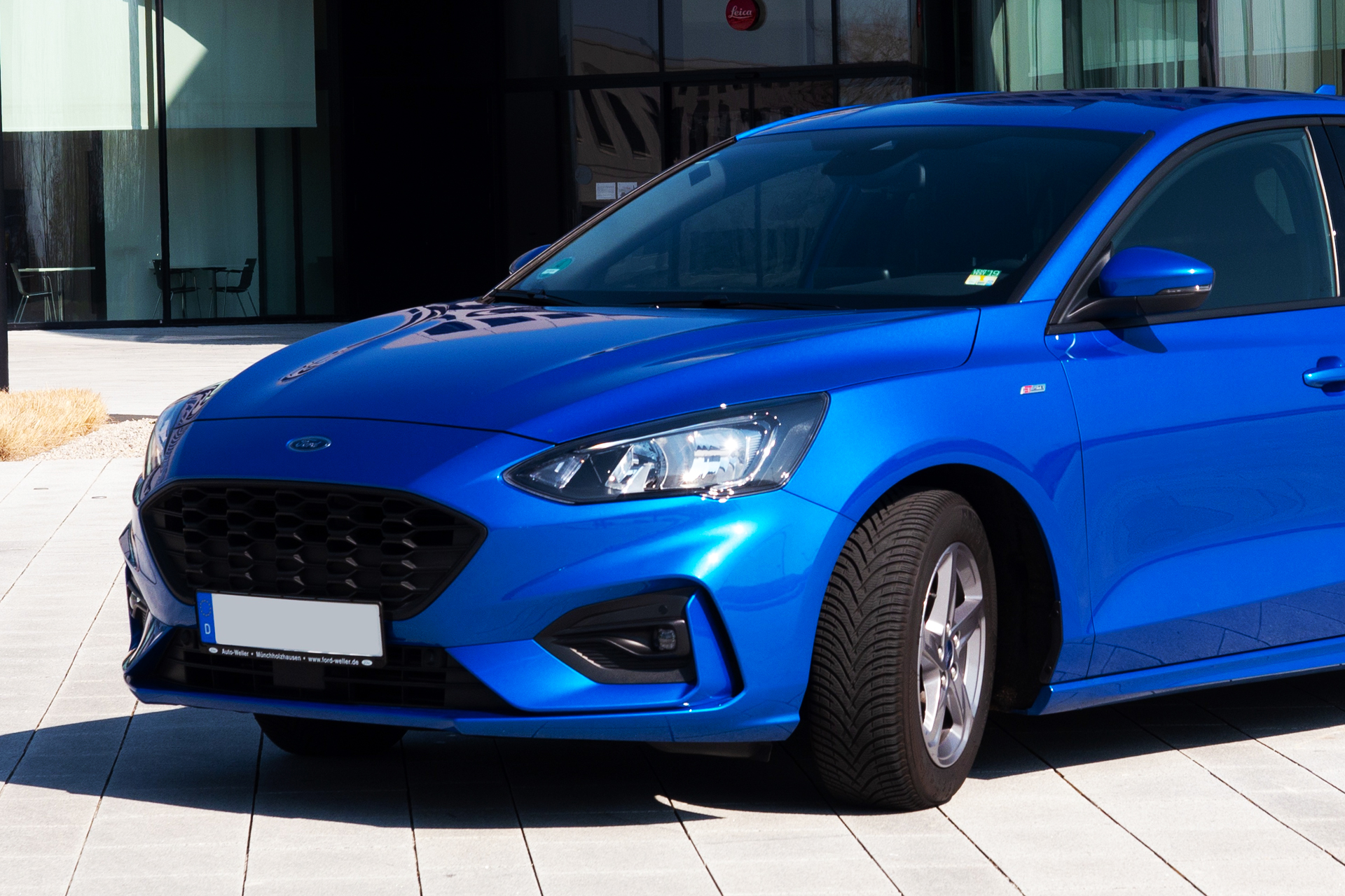 Shniy Ford Focus in front of office block